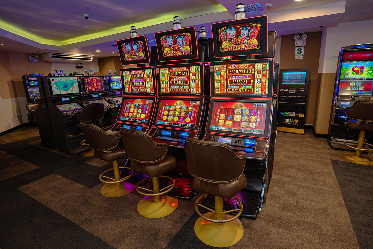 Sala de máquinas en Casino Benavides en Lima Perú